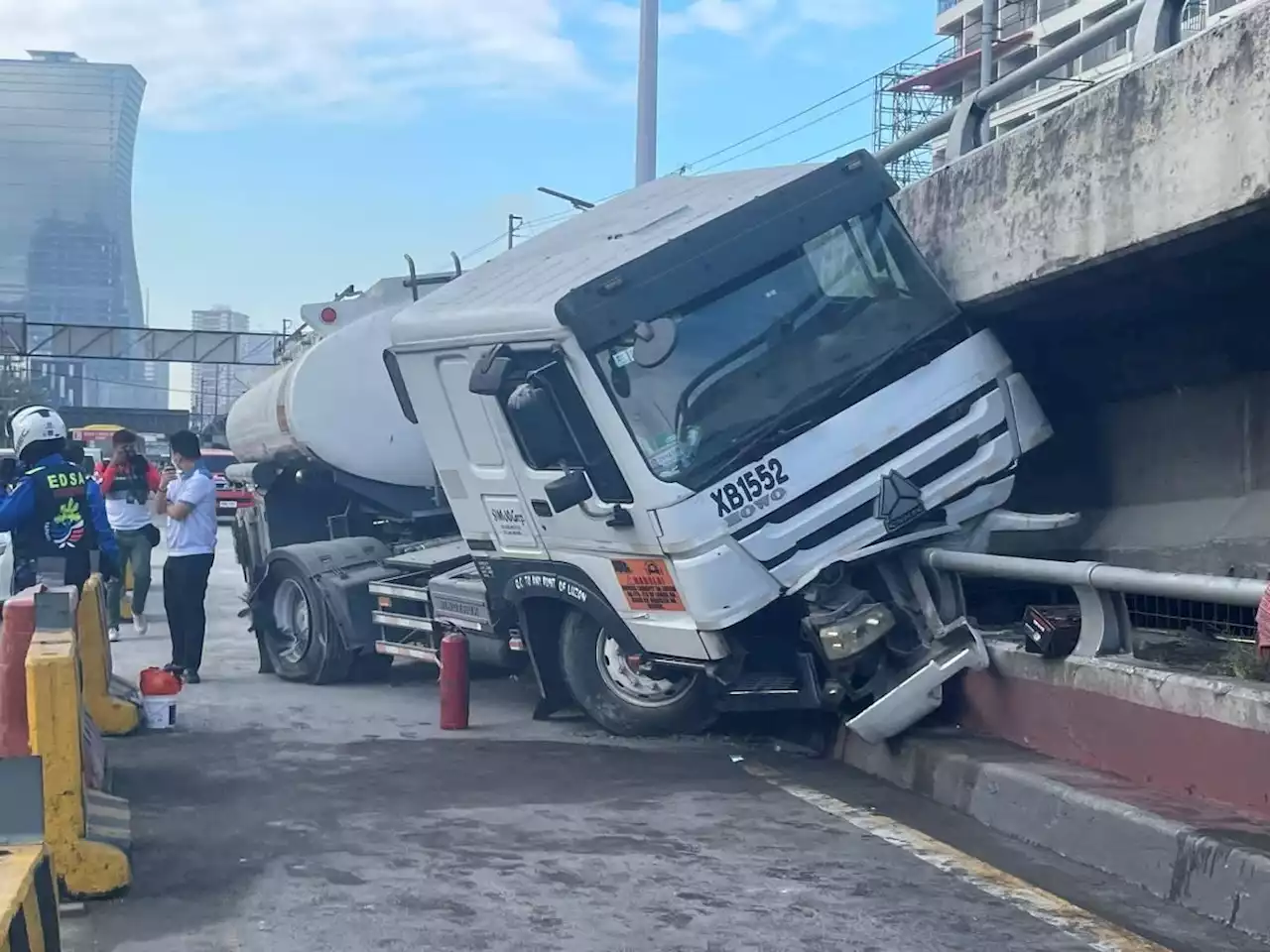 2 oil tankers crash into EDSA-Ortigas barriers, causing traffic