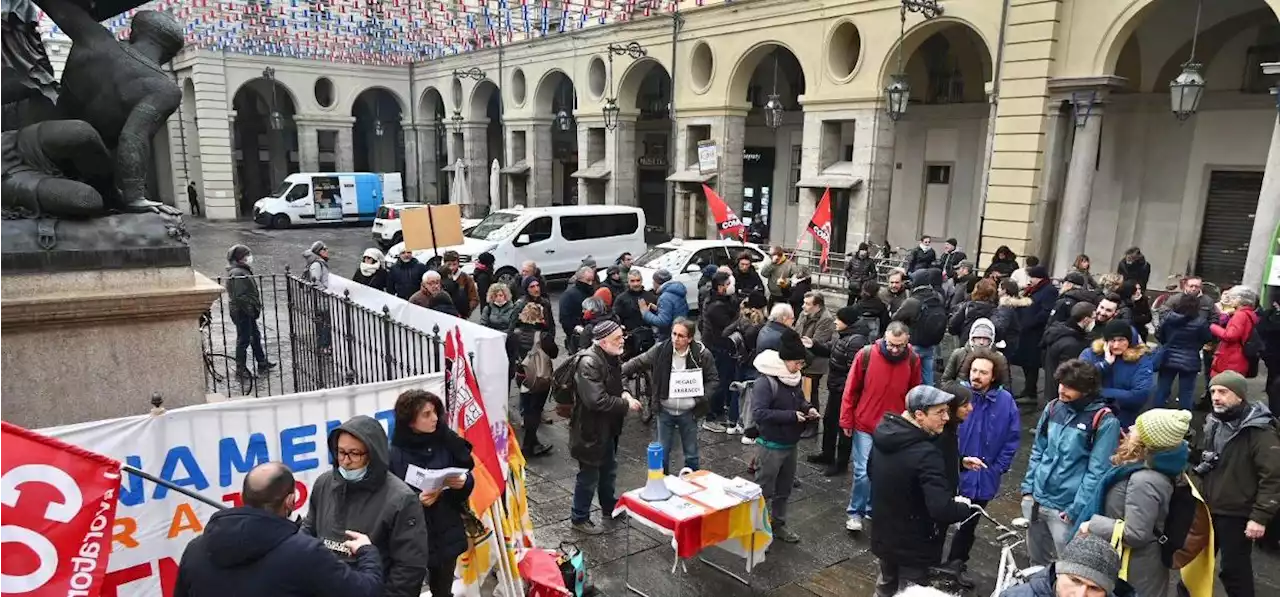 La protesta dei no Green pass davanti al Comune: “Sospesi ma non arresi”