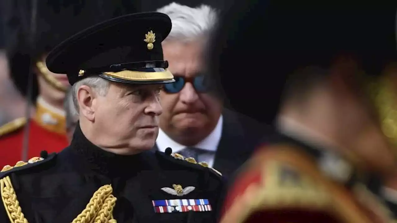 Britse prins Andrew schikt met vrouw die hem beschuldigt van seksueel misbruik