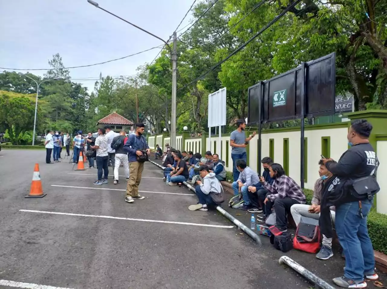 Dikawal Ketat Aparat, Vonis Herry Wirawan Diputuskan Hari Ini |Republika Online