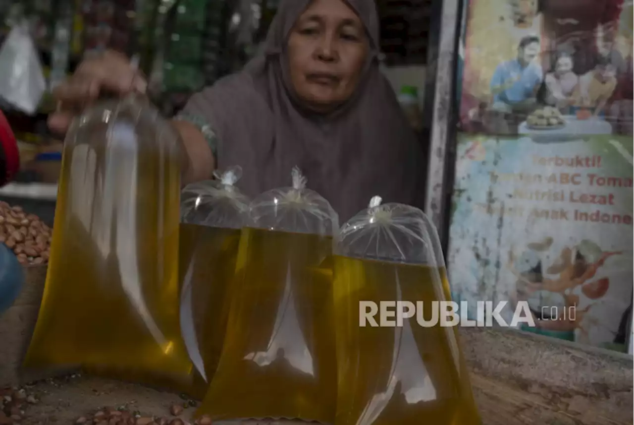 Pedagang di Pasar Klender Keluhkan Kelangkaan Stok Minyak Goreng |Republika Online