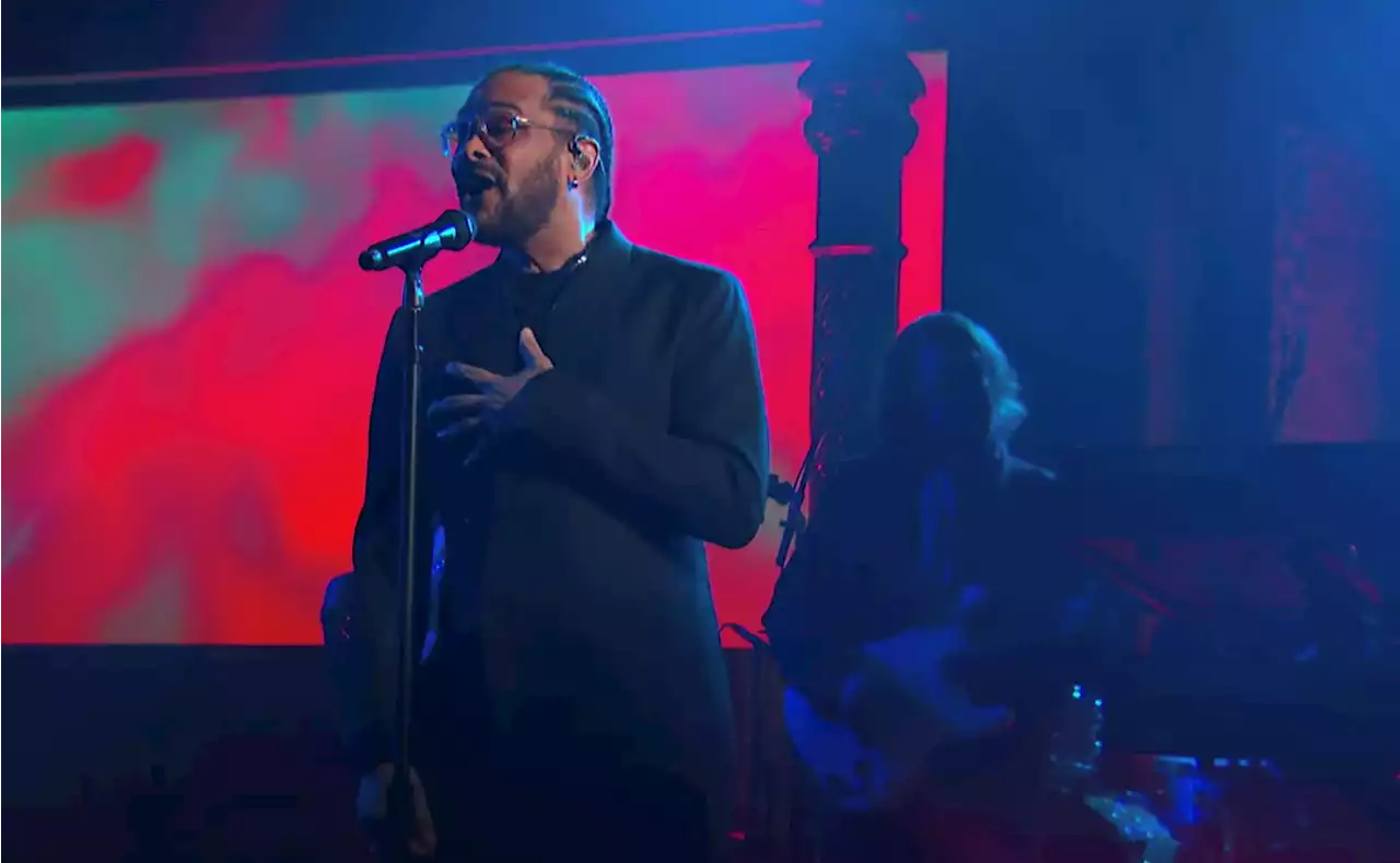 Watch Maxwell's Seductive Performance of 'Off' on 'Colbert'