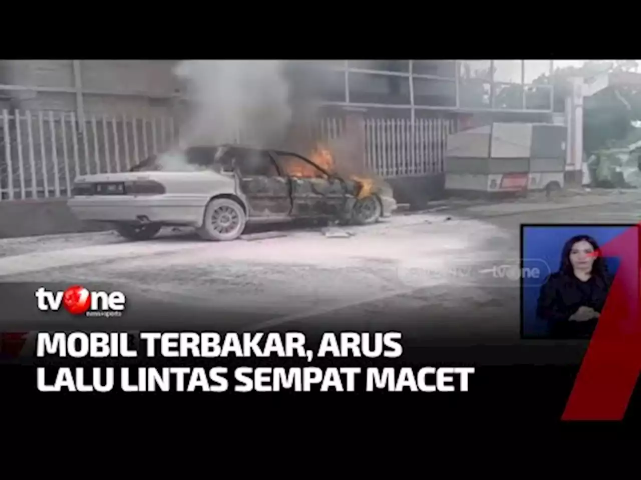 Sebuah Mobil Sedan di Garut Terbakar, Dua Penumpang Selamat - tvOne