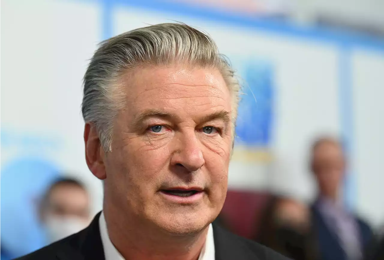 Alec Baldwin, famiglia Halyna Hutchins gli fa causa per omicidio colposo