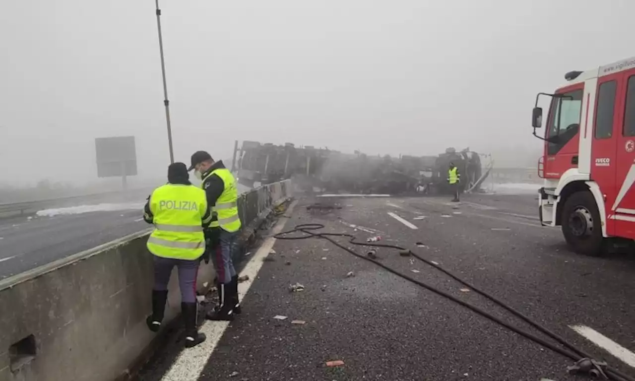 L'autostrada A1 è bloccata per un tir che si è ribaltato e ha perso fuoco