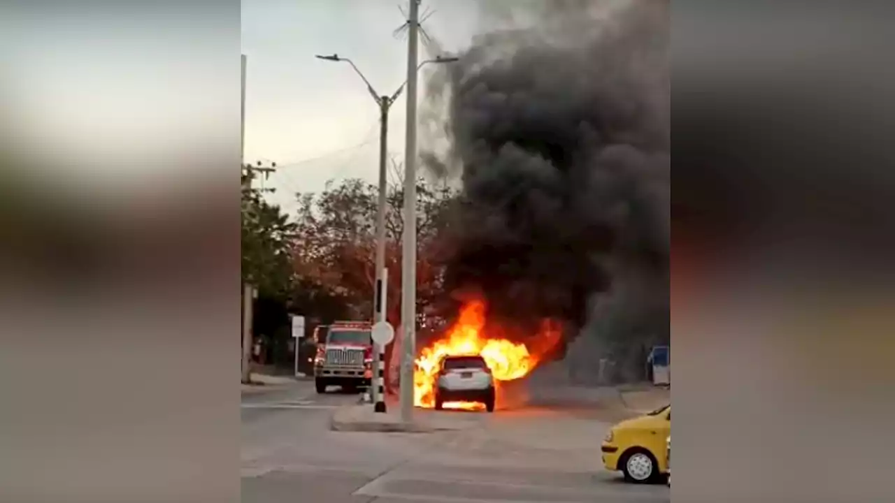 ¡Tremendo susto! se incendia camioneta en el norte de Barranquilla