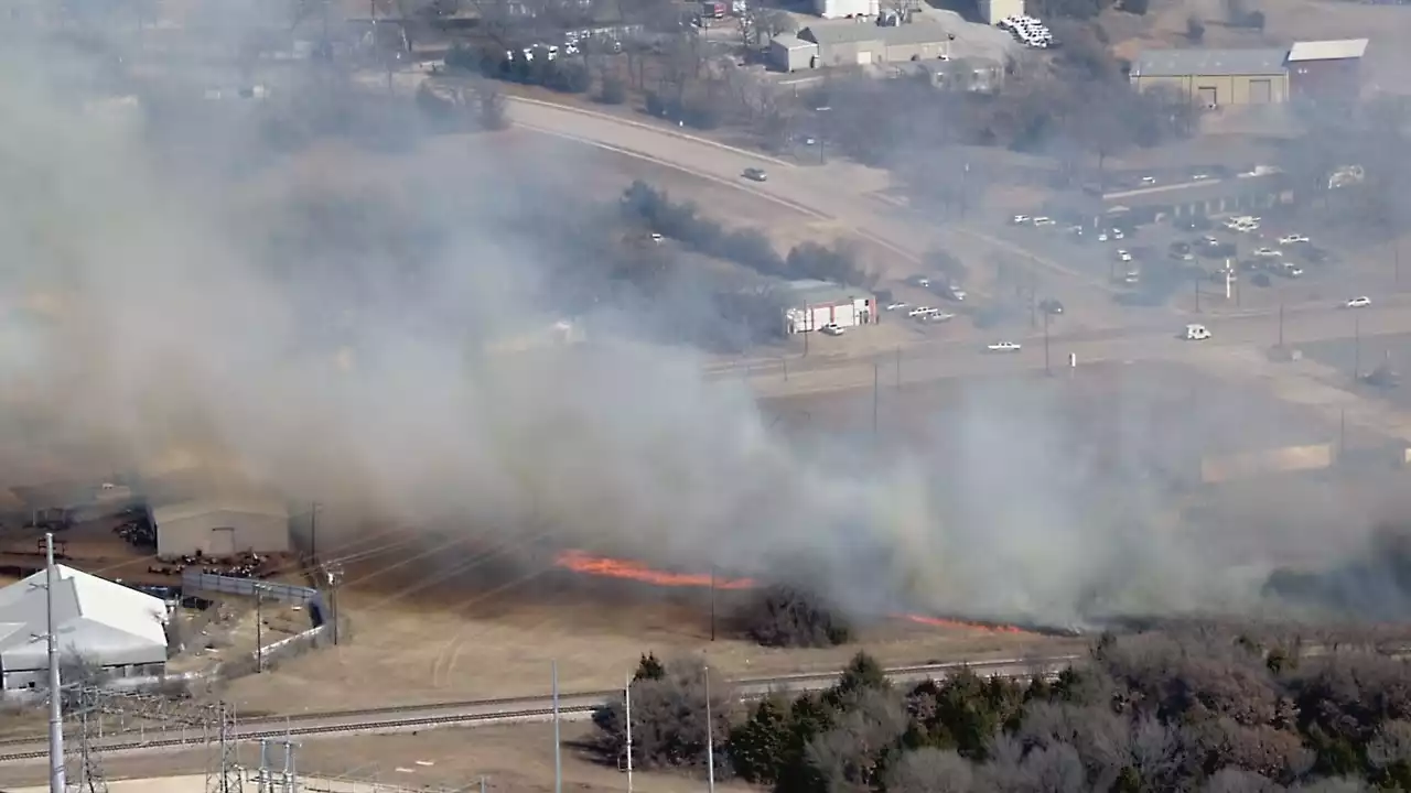 Kennedale grassfire burns 100 acres, damages commercial building