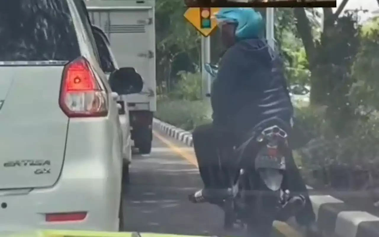 Aksi Pemotor Minta Uang di Jalanan Surabaya Viral, Diduga Penipuan Modus Bayar Sekolah Anak