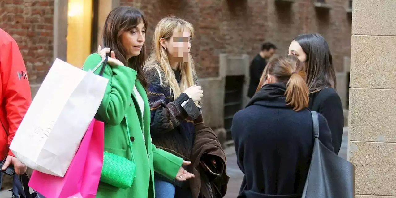 Benedetta Parodi mamma sprint, guarda lo shopping con la figlia