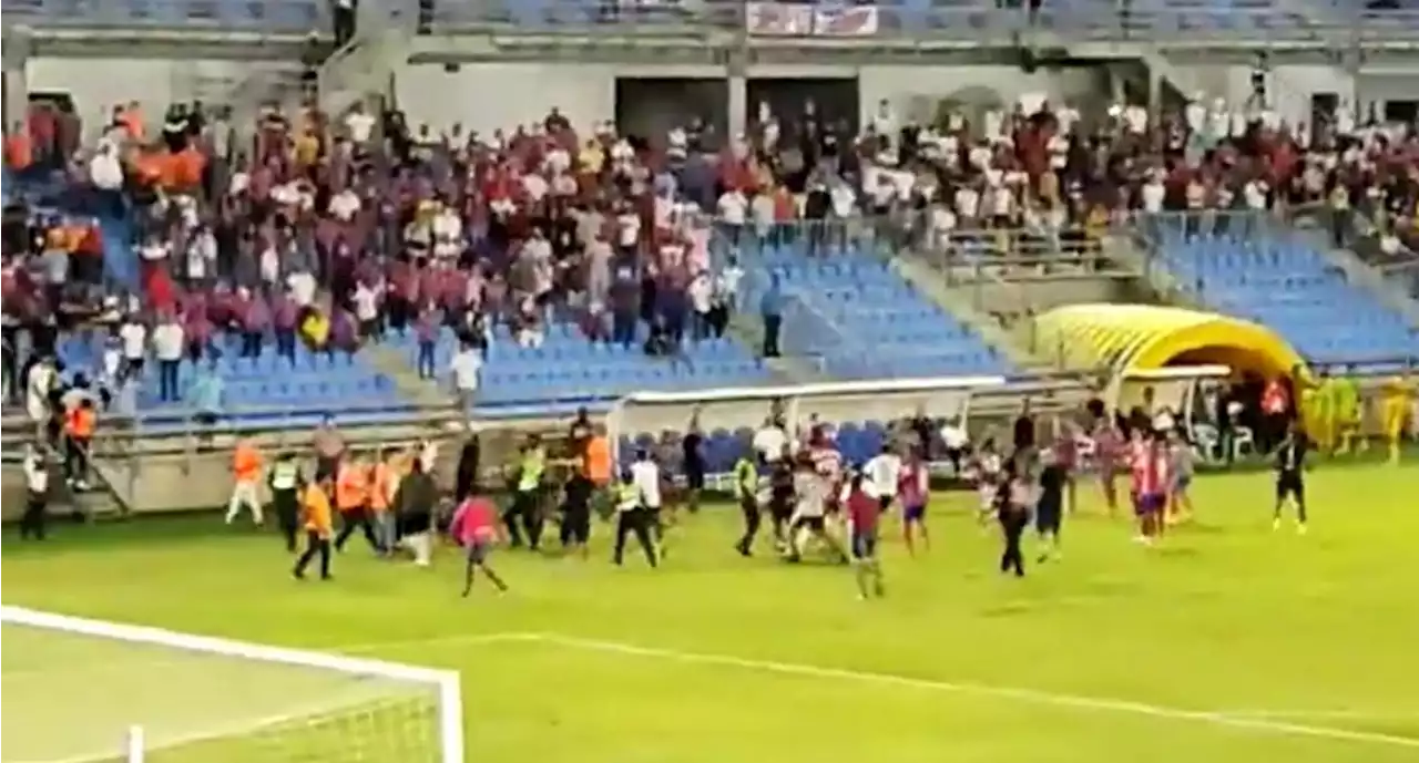 [Video] Suspenden Unión Magdalena vs. Bucaramanga por invasión de barras bravas - Pulzo