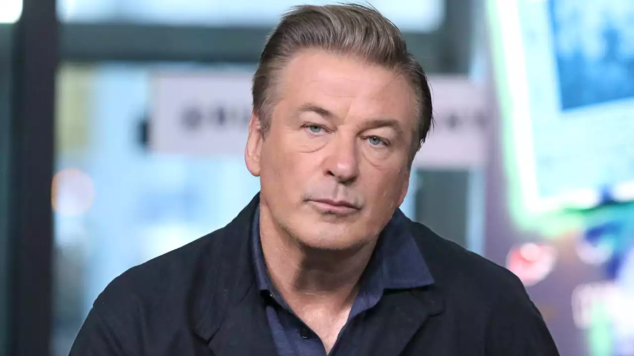 Alec Baldwin citato in giudizio dalla famiglia della cineasta morta sul set di Rust