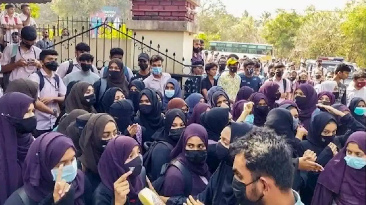 Karnataka Hijab Row: कर्नाटक हिजाब मामले में आज भी नहीं आया फैसला, कल फिर होगी हाईकोर्ट में सुनवाई