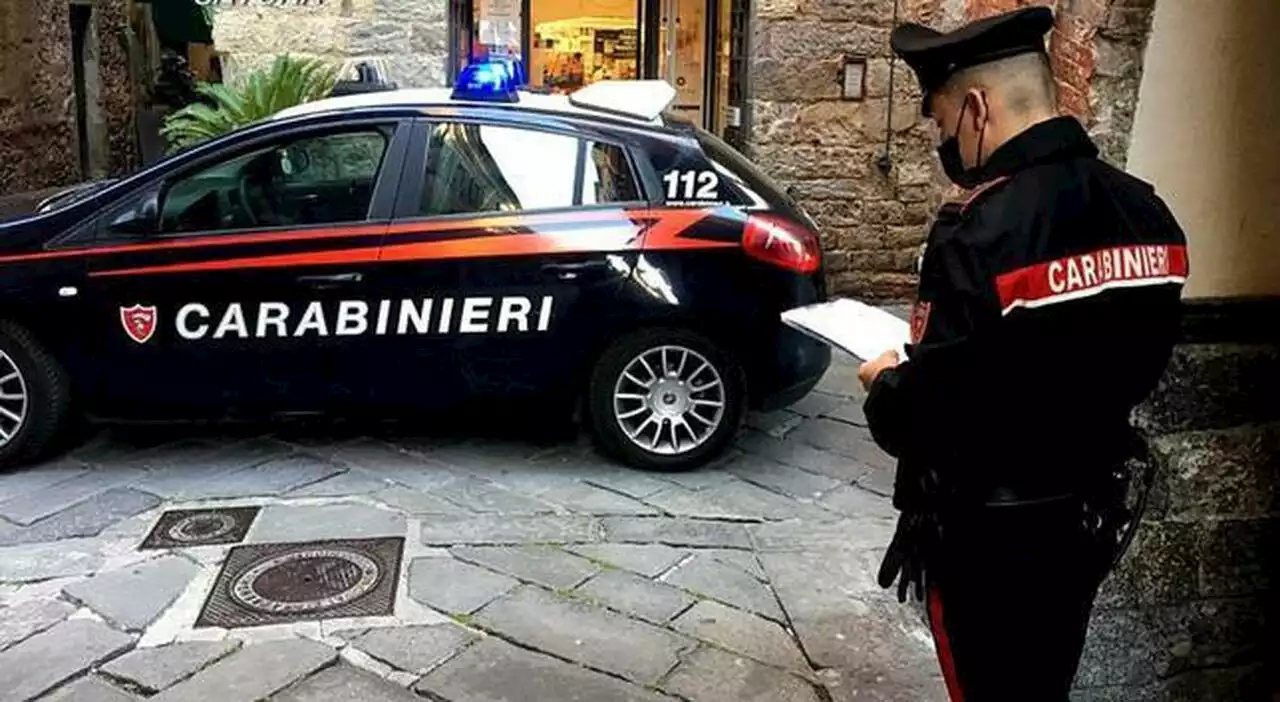 Violentano una donna, poi la prendono a calci e pugni: arrestati tre ventenni a Foggia