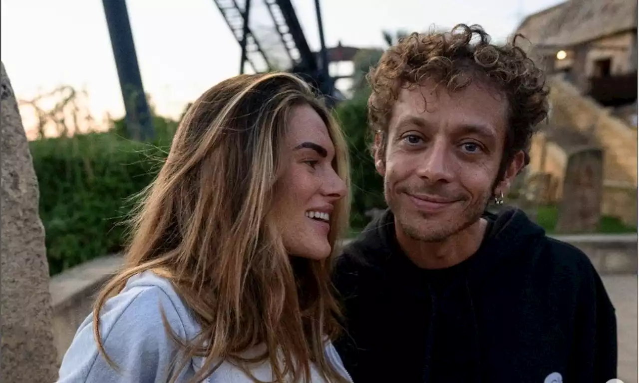 Valentino Rossi oggi compie 43 anni. Ma l'attenzione è tutta sulla figlia in arrivo - iO Donna