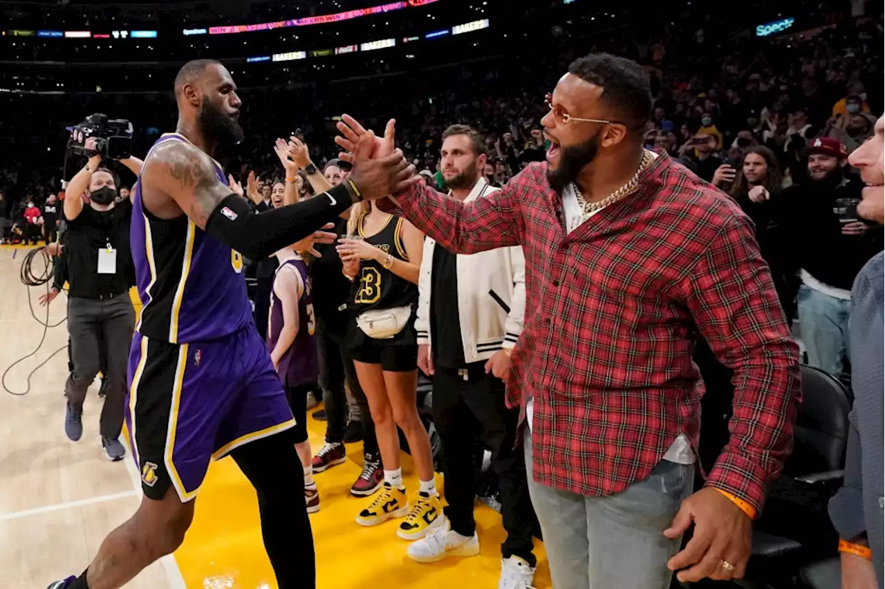 LeBron James rallies Lakers past Jazz, but Anthony Davis sprains ankle