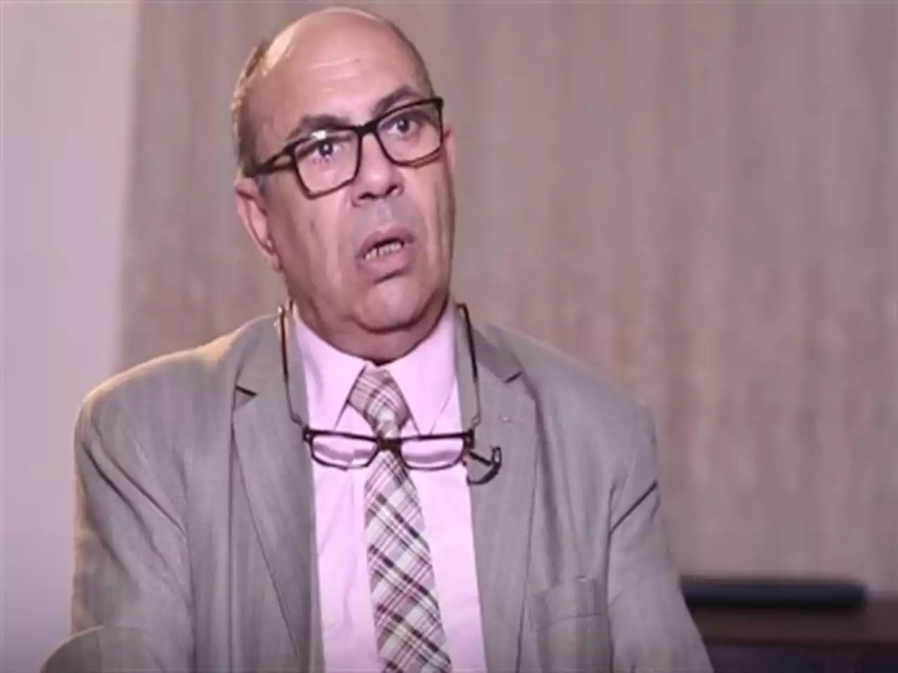 أرسلت أموالا لأبي ليبني بيتا فكتبه باسمه وقال أنت ومالك لأبيك فهل يصح؟.. ومبروك عطية ينصح