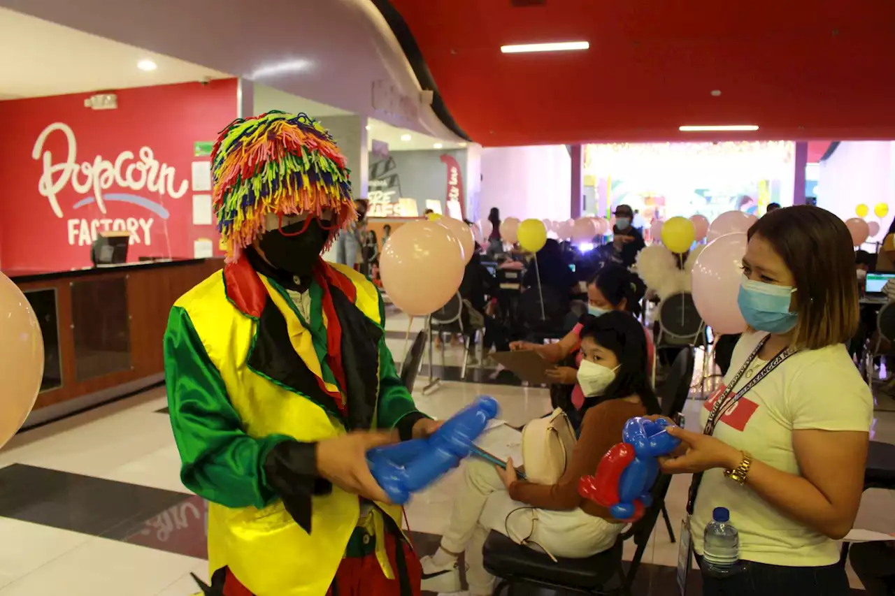 Health workers use sweet treats to make Cagayan de Oro kids get jabs