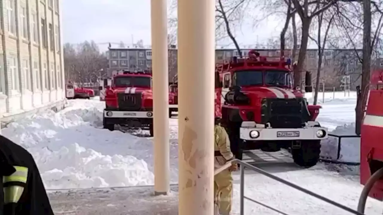 Учеников и педагогов школы в Ревде эвакуировали из-за пожара в одном из кабинетов