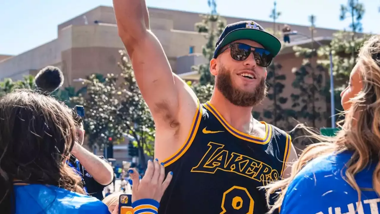 Video: Cooper Kupp presume jersey de Kobe Bryant en desfile de Rams, TUDN  NFL