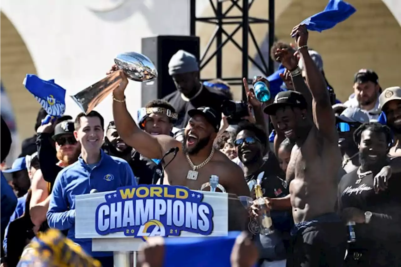 Rams fans cheer Super Bowl champs at LA victory parade