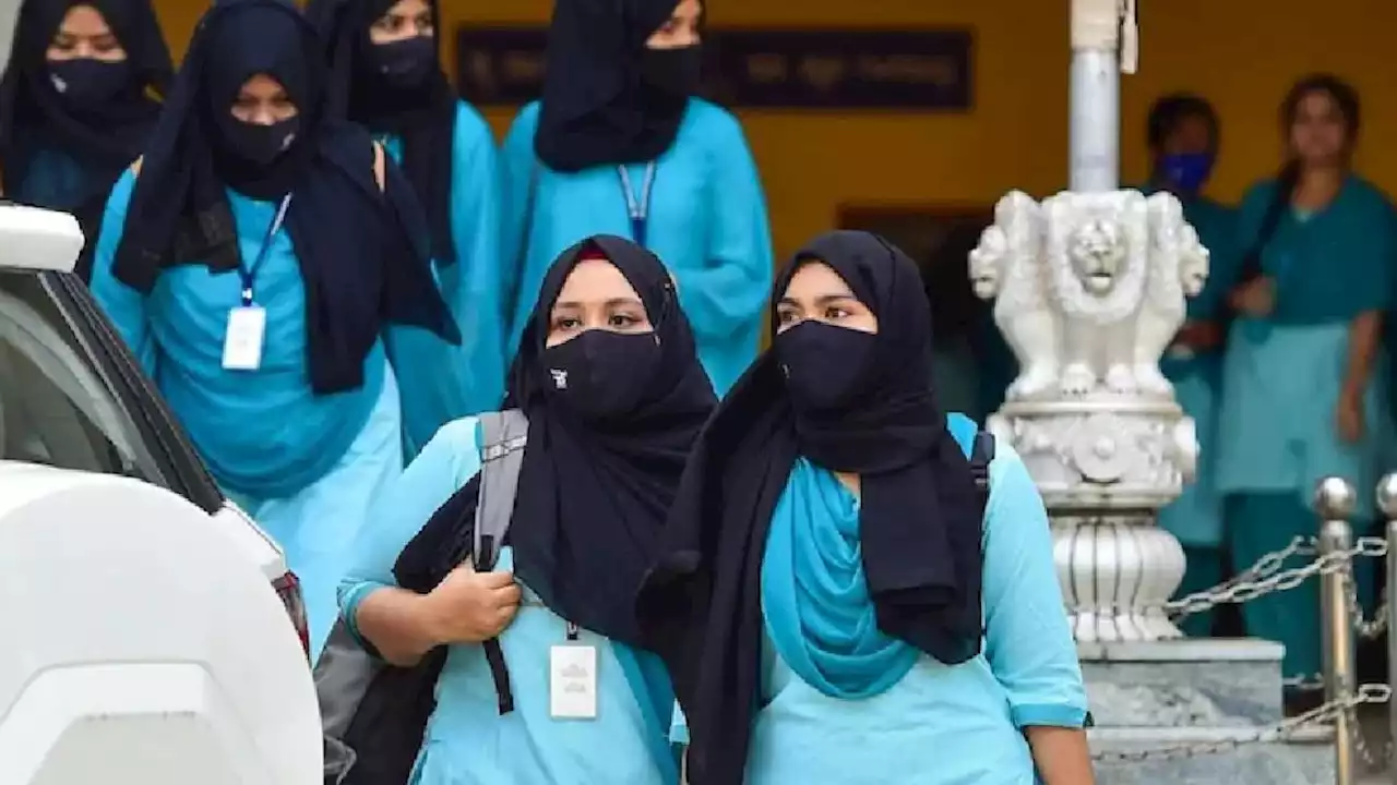 Hijab विवाद अलीगढ़ तक पहुंचा, कॉलेज में हिजाब और भगवा गमछा बैन