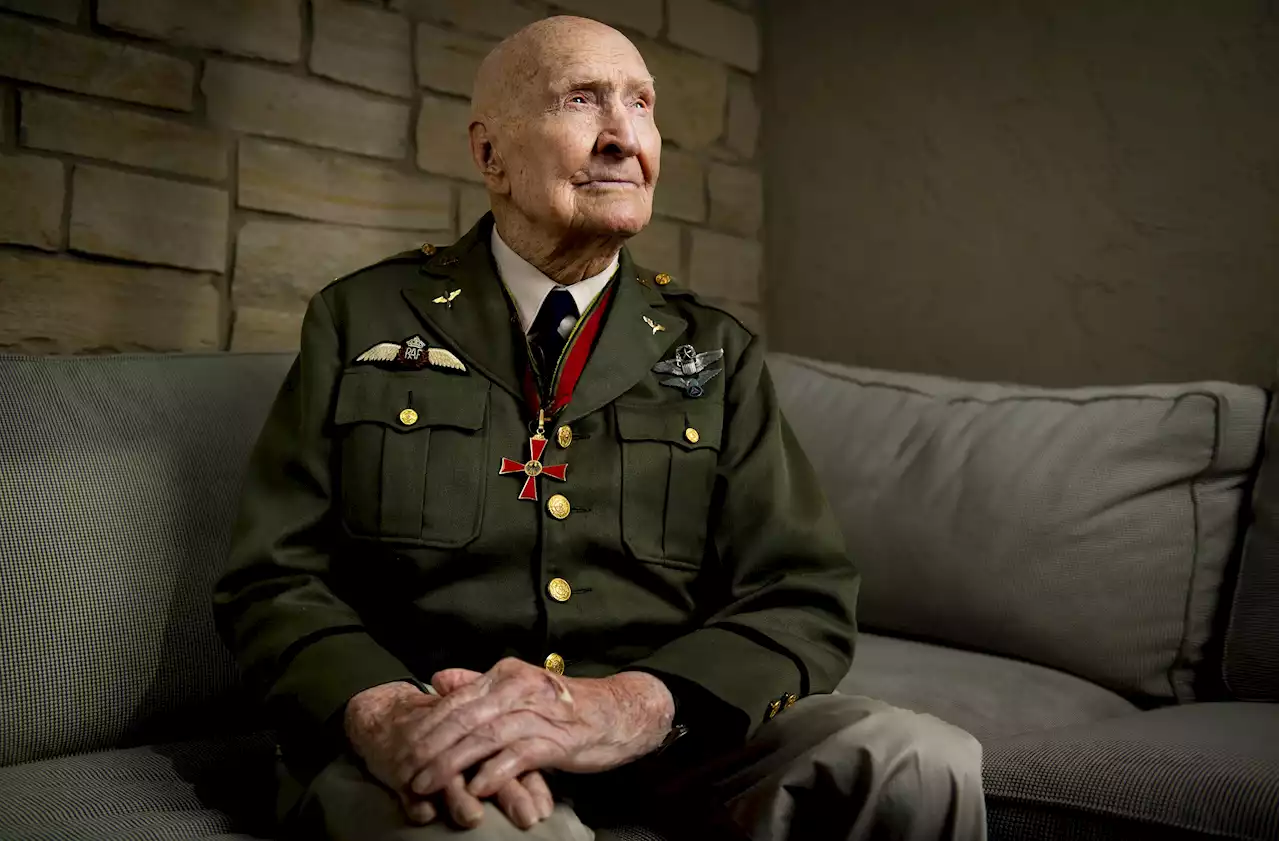 'Candy Bomber' who dropped sweets during Berlin airlift dies