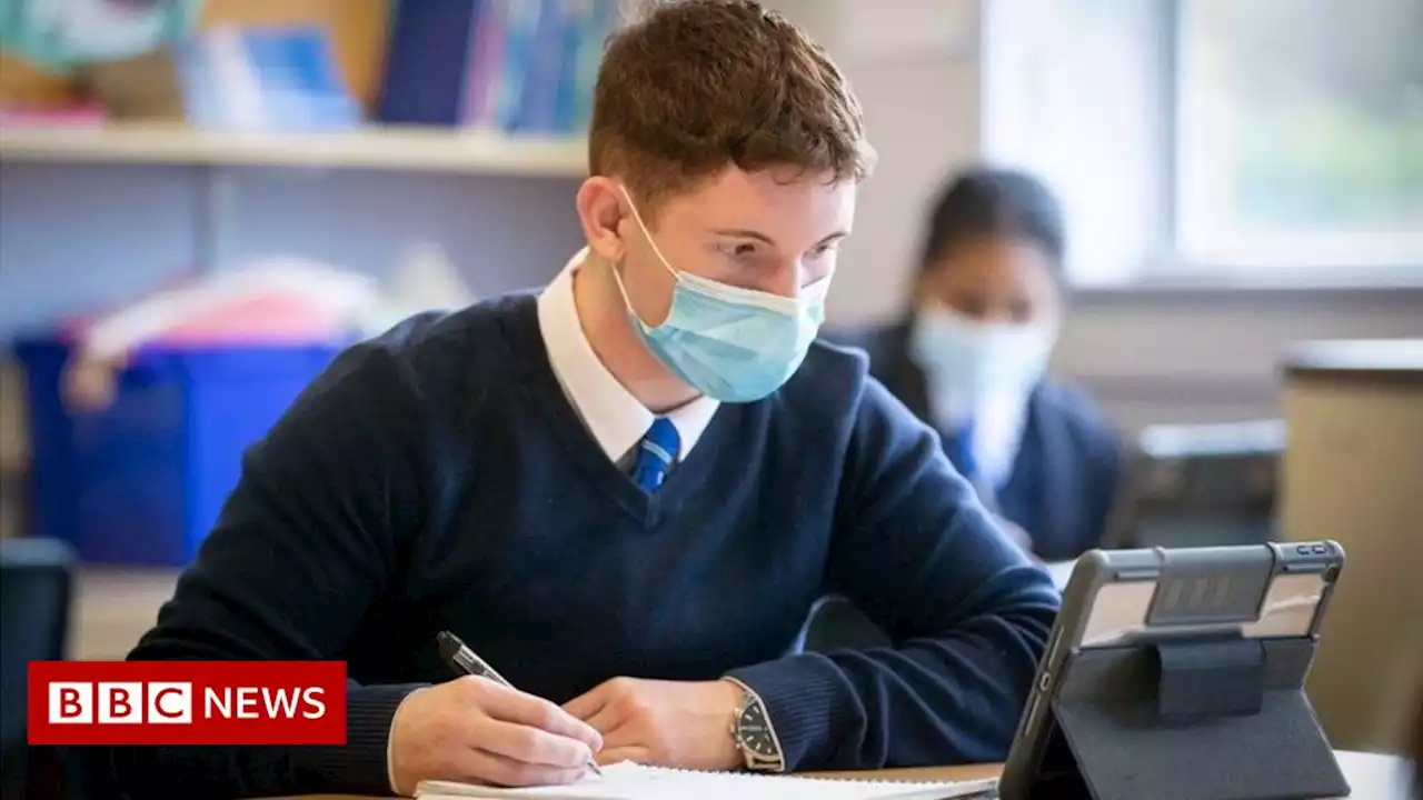 Covid-19: Post-primary pupils told to continue wearing face coverings