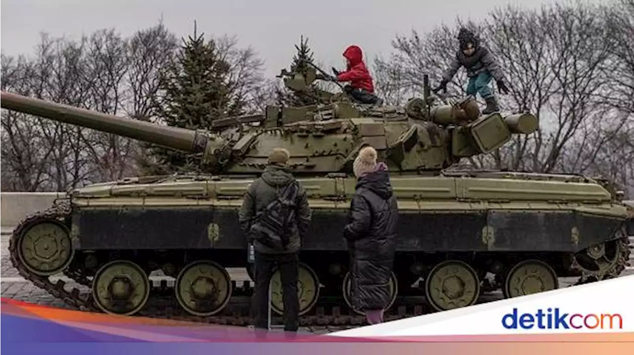 Ada Isu Mau Diserang Rusia, Anak-anak Ukraina Main di Atas Tank