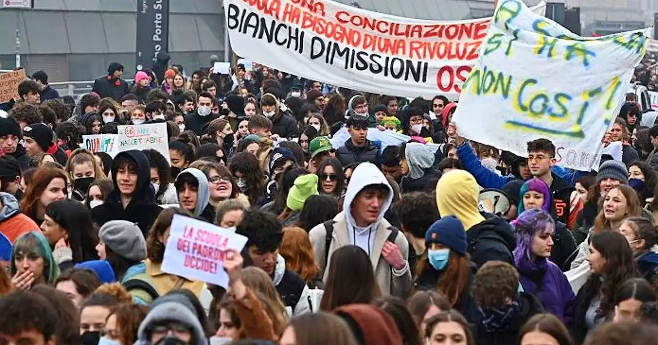 Alternanza scuola-lavoro, i cortei da Roma a Milano: 'Bianchi dimettiti'. Tensioni a Torino tra studenti e carabinieri