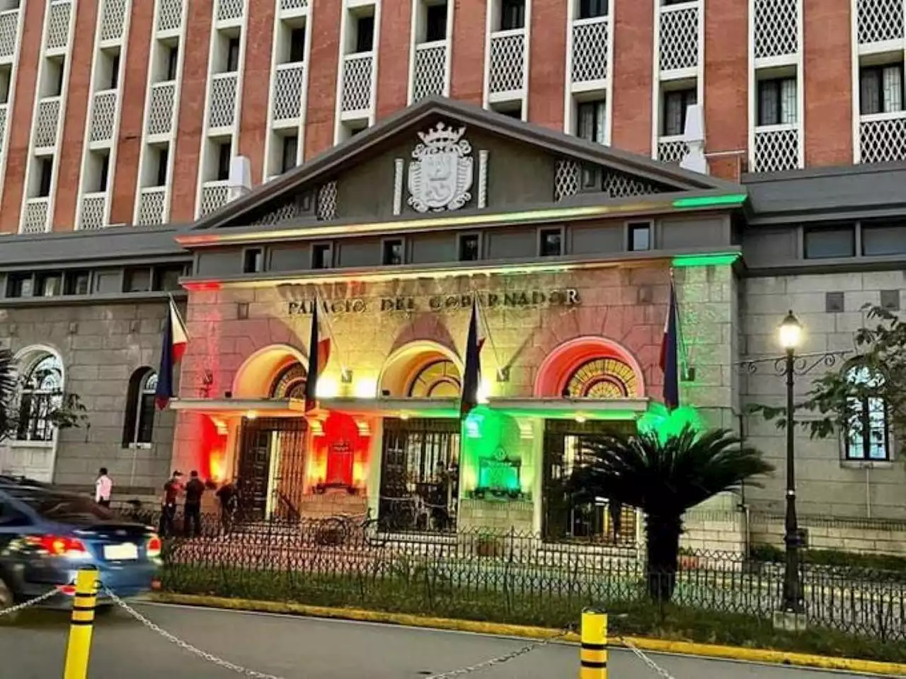 Ilaw sa gusali ng Comelec na Palacio del Gobernador, 'nakulayan' ng pulitika