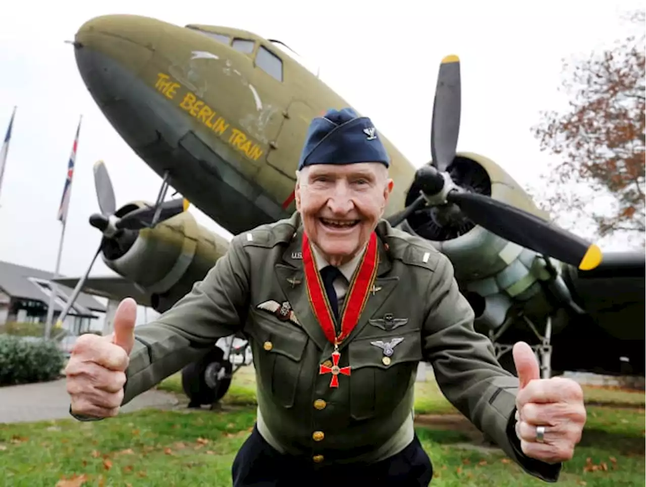 'Candy Bomber' who dropped sweets during Berlin airlift dies