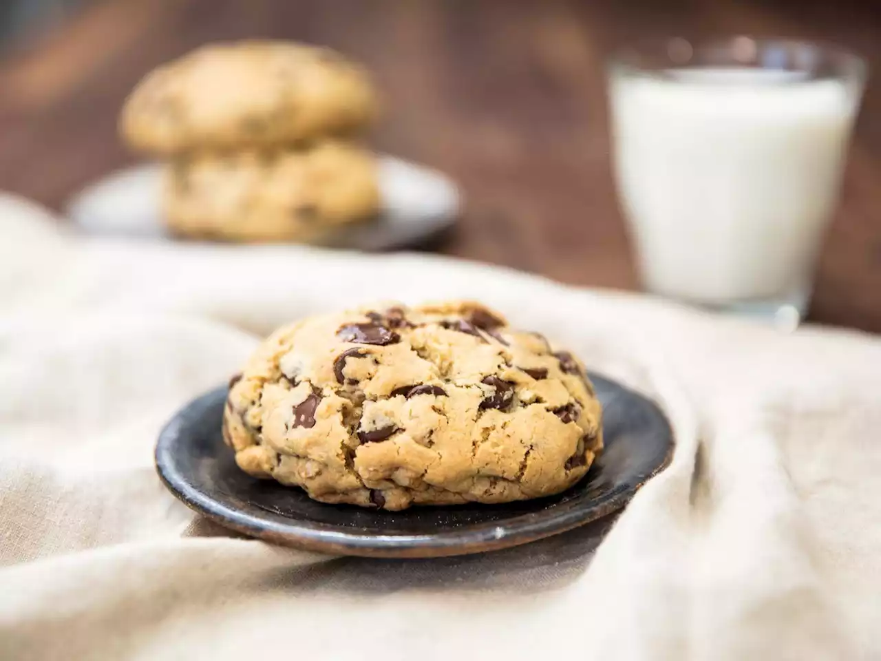 Super-Thick Chocolate Chip Cookies Recipe, à la Levain Bakery