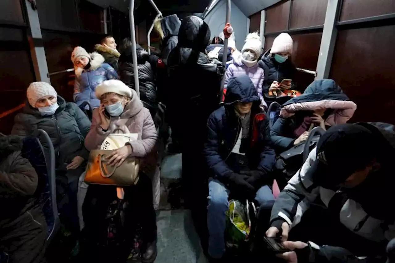 Rebels evacuate residents from east Ukraine, plan for 700,000 to leave