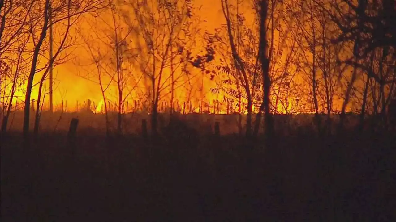 Corrientes: por el fuego se evacuaron a varias familias y todavía hay 15 focos activos