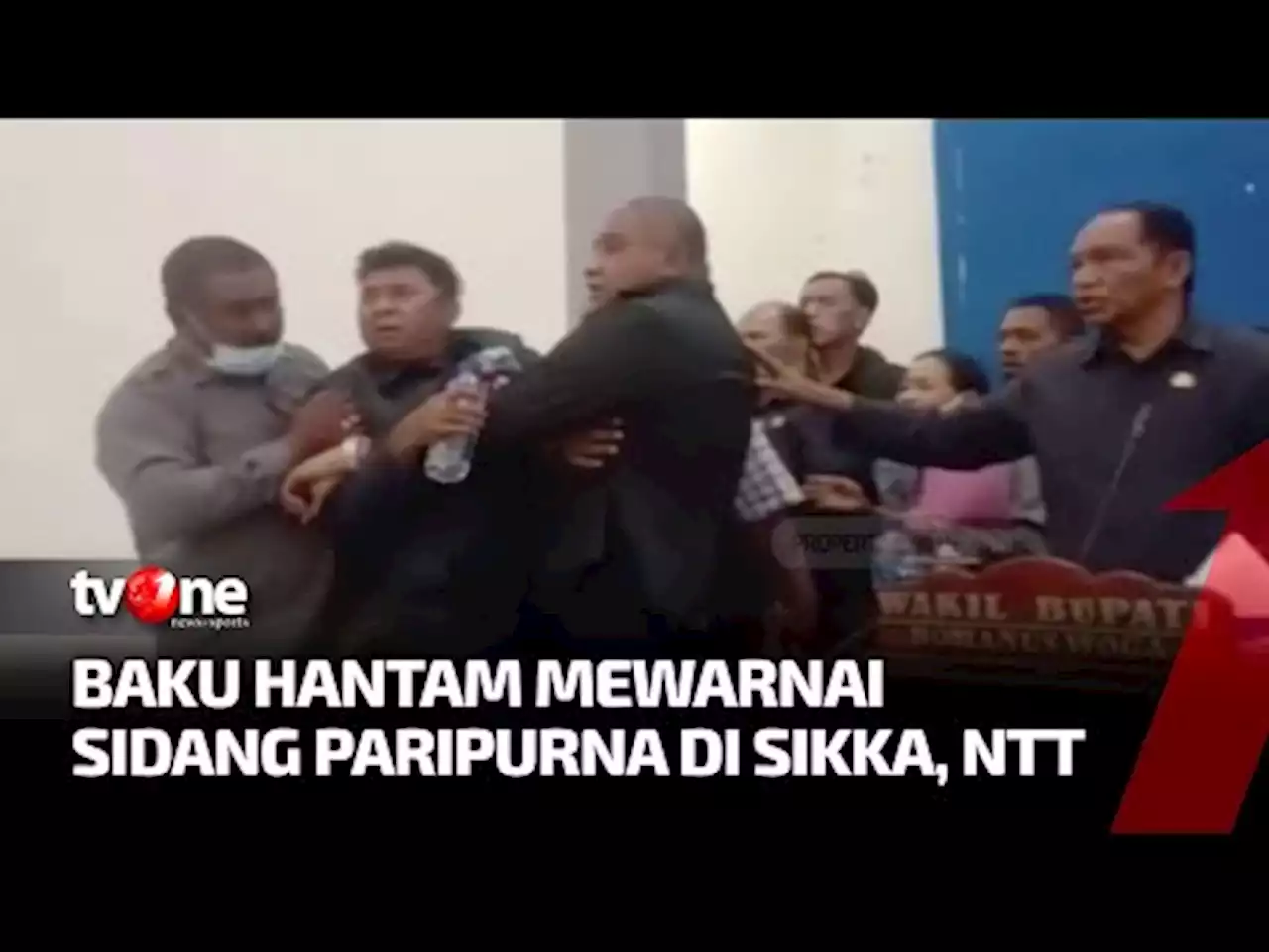 Detik-detik Bupati dan Wakil Ketua DPRD Sikka Nyaris Adu Jotos - tvOne