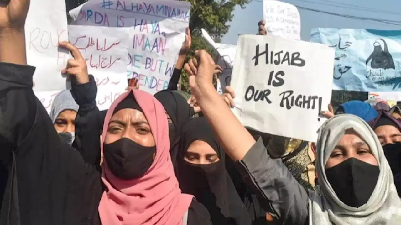 Hijab Controversy: कर्नाटक हिजाब मामले में 10 छात्राओं पर एफआईआर, कॉलेज के बाहर किया था प्रदर्शन