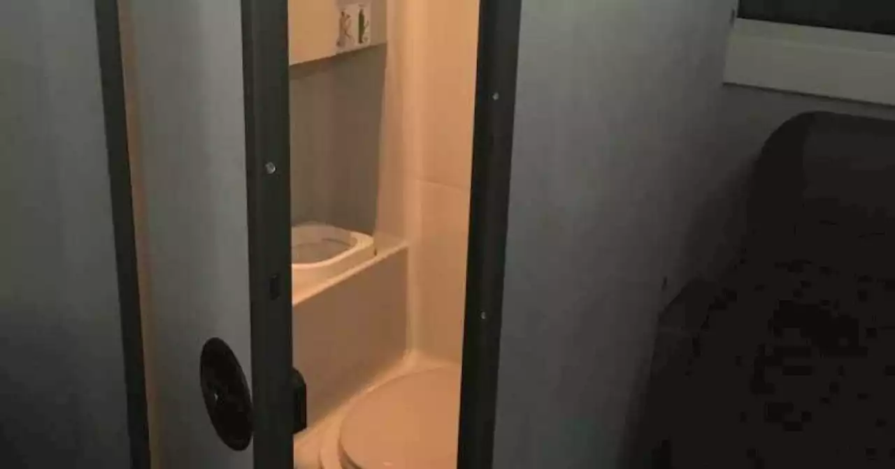 - Stengt inne på do