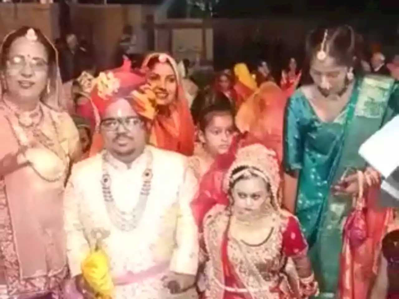 4.2 फीट की दुल्हन और 4.6 का दूल्हा: लोग बोले- कमाल की जोड़ी, सेल्फी के लिए लग गई कतार