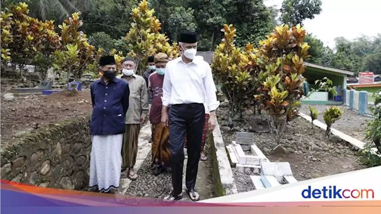 Sambangi Ponpes-Ziarah, Ganjar Harap Ajaran Kiai Hisyam Terus Dijaga