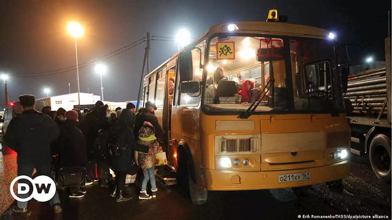 В 'ДНР' сообщили об эвакуации в Россию более 6500 жителей региона | DW | 19.02.2022