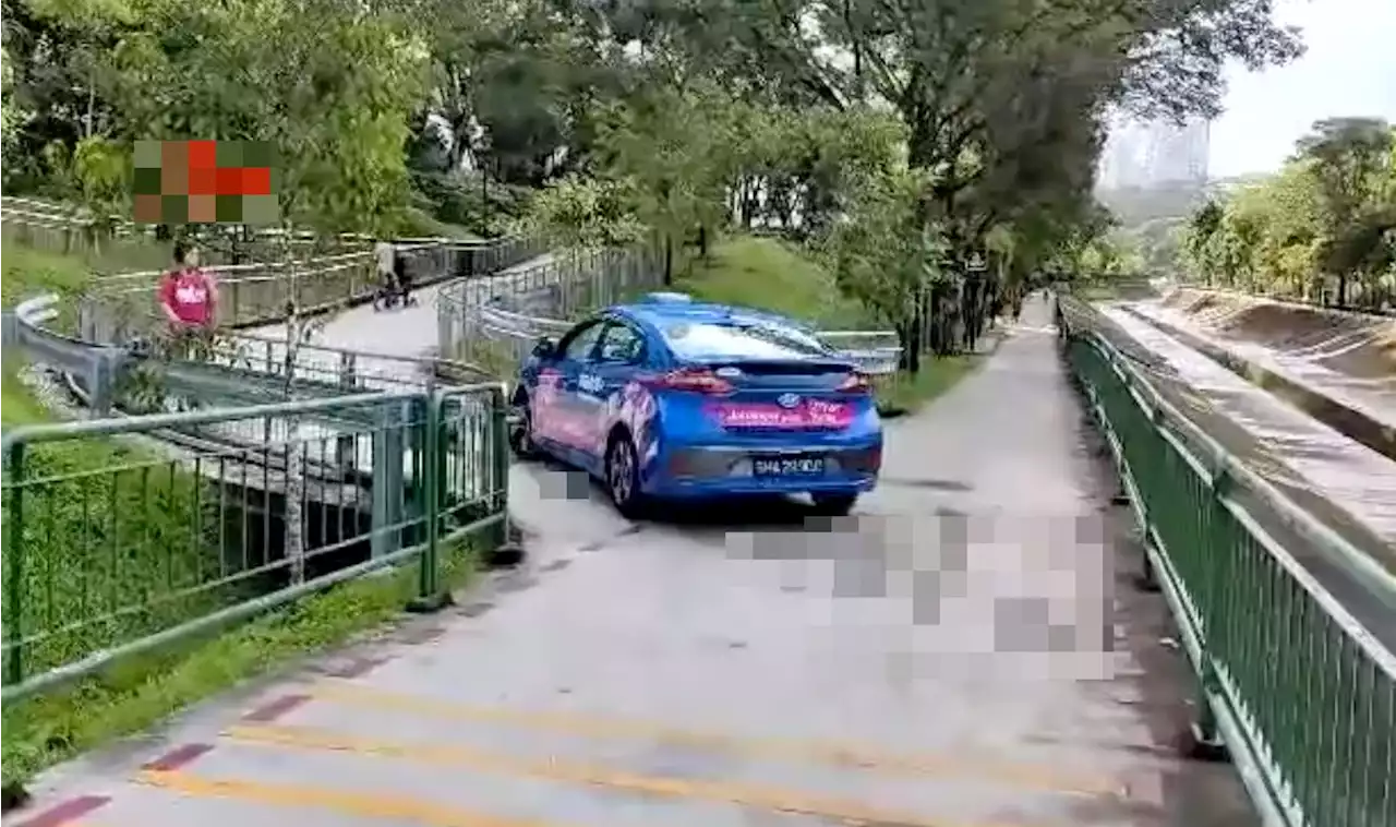 Taxi drives through pedestrian ramp while squeezing pedestrians & cyclists - The Independent Singapore News