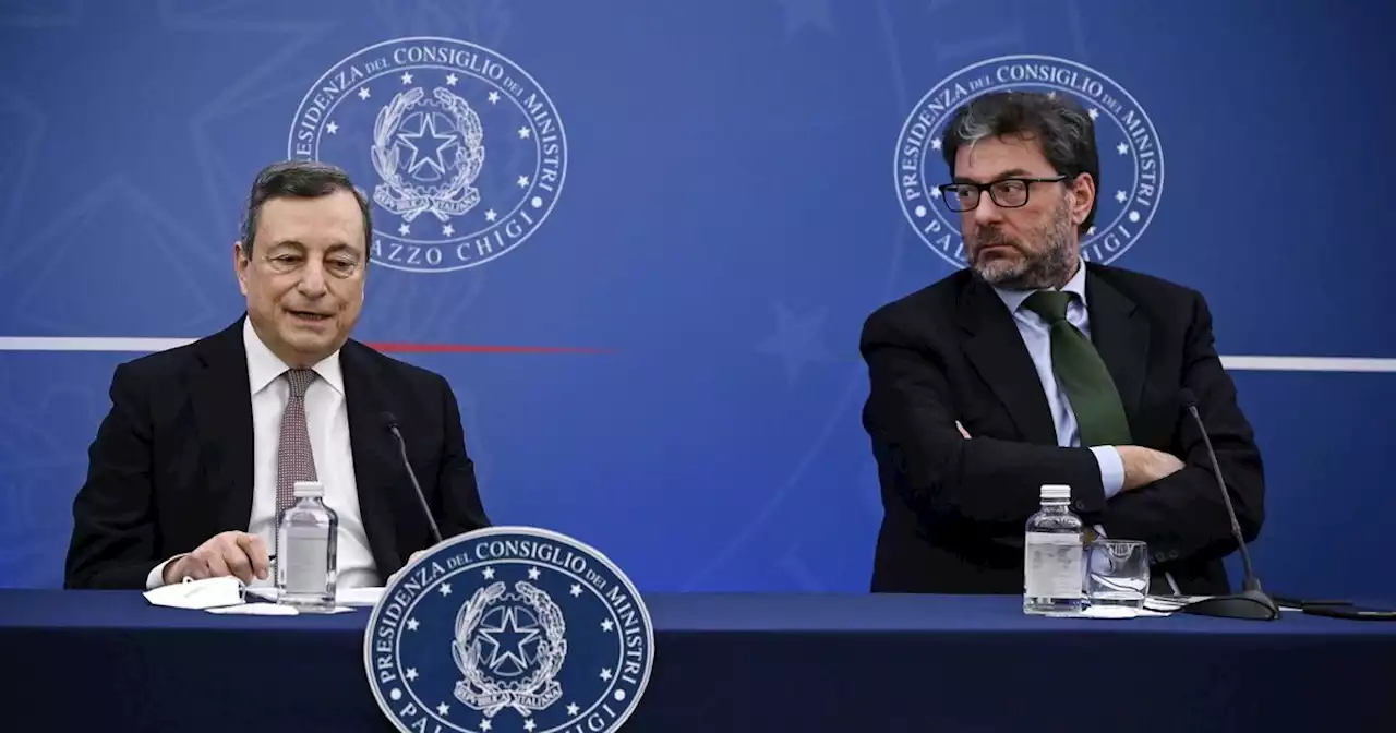 Giancarlo Giorgetti seduto accanto a Draghi in conferenza: cosa gli ha scritto nella cartellina, il retroscena