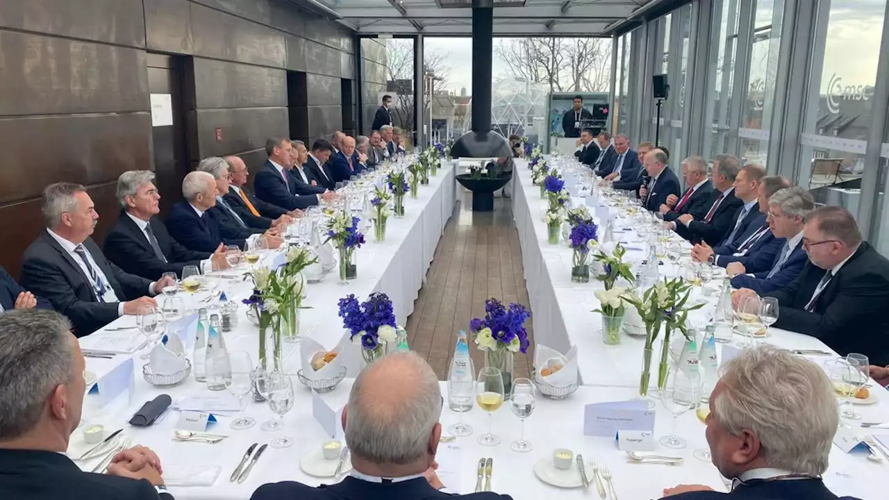 Ein Tisch ohne Frauen: Foto eines Business-Lunchs sorgt bei Twitter für Aufsehen