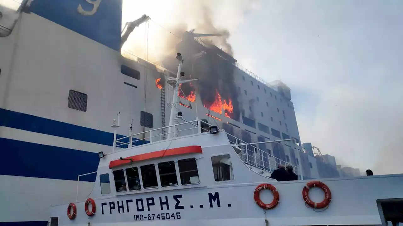 Nach Feuer auf Mittelmeer-Fähre: Zwölf Menschen werden noch vermisst