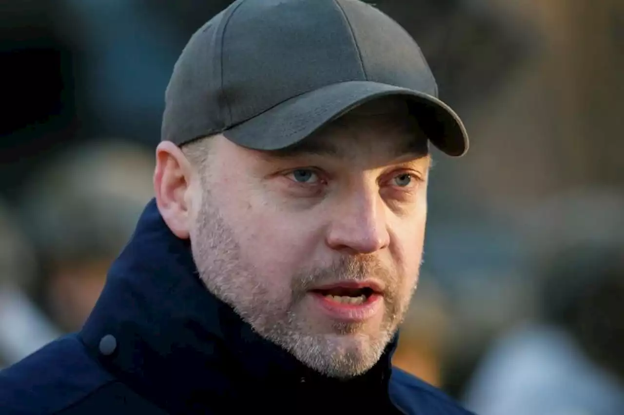 Mortars explode as Ukraine minister tours front line