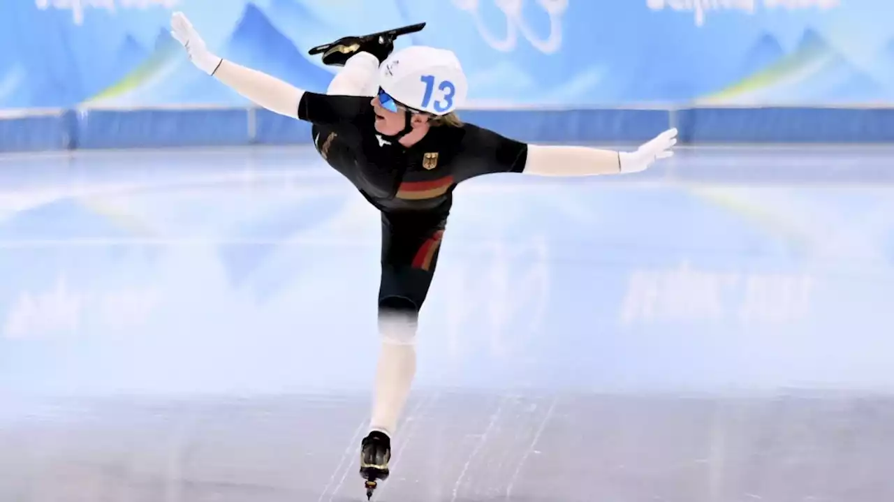 Claudia Pechstein bei Olympia 2022: Bauchplatscher und Verbeugung