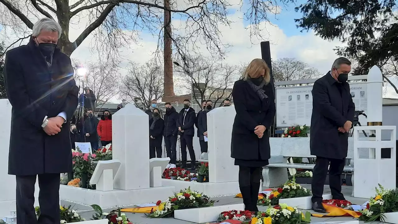 Gedenken an Opfer des Hanau-Anschlags: 'Ihre Grabsteine sind ein Mahnmal gegen den Rassismus'