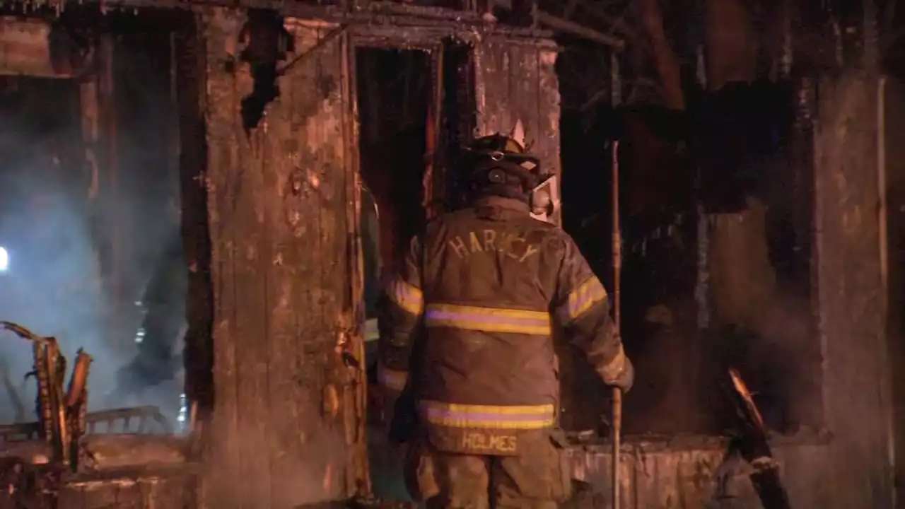 1 person killed in house fire in Dixmoor, officials say