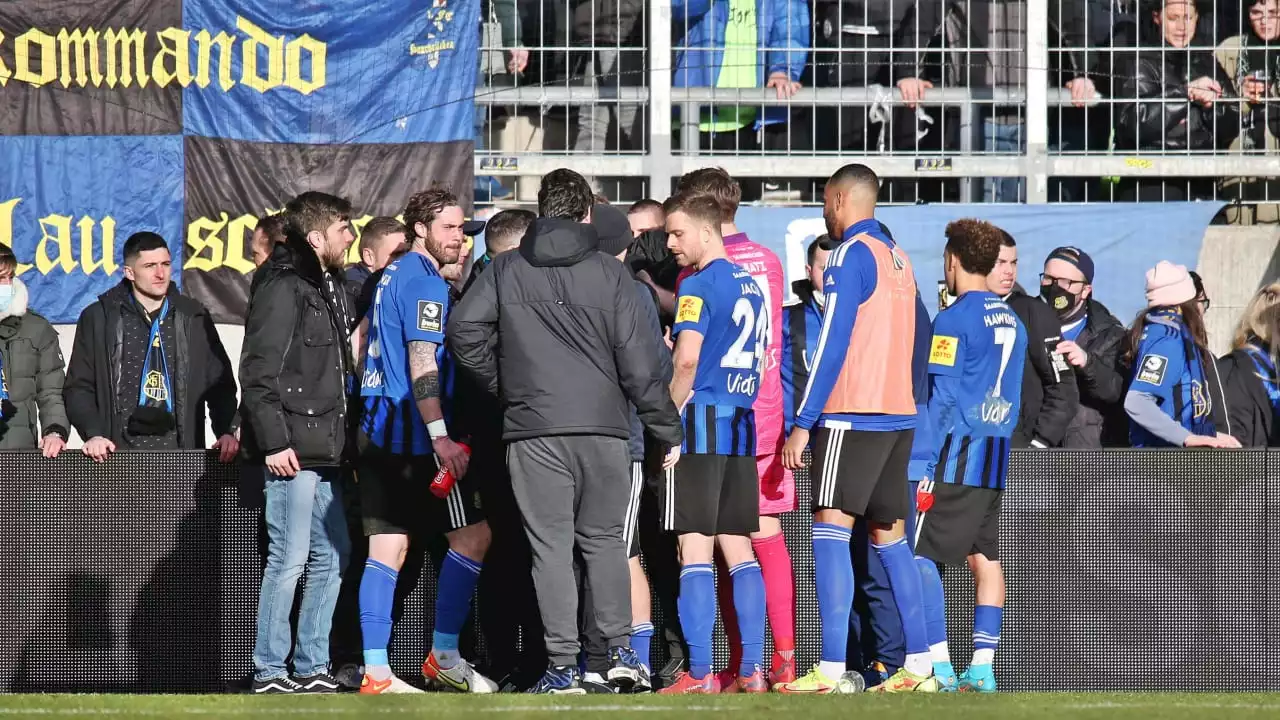 Platzsturm nach Pleite: Saarbrücken zofft sich mit Fan-Chaoten