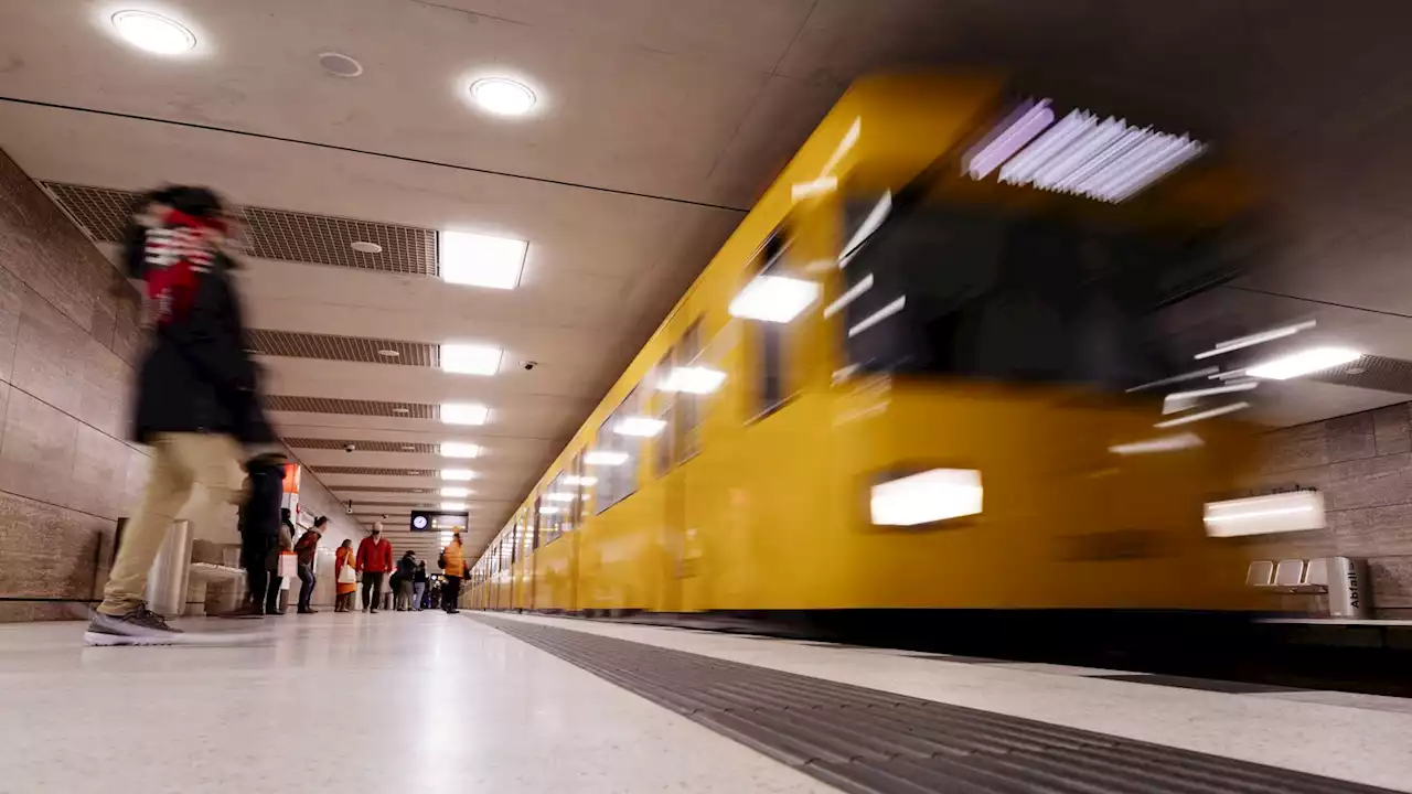 Jugendliche verprügeln Mann nach Masken-Streit in U-Bahn